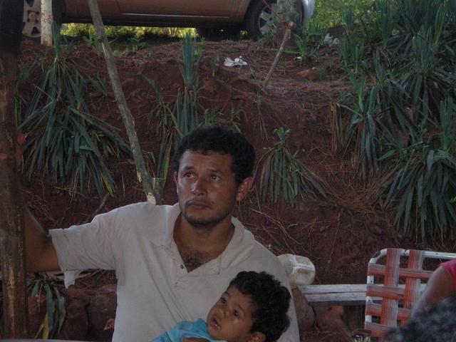 campesino con su hijo bien atento.JPG